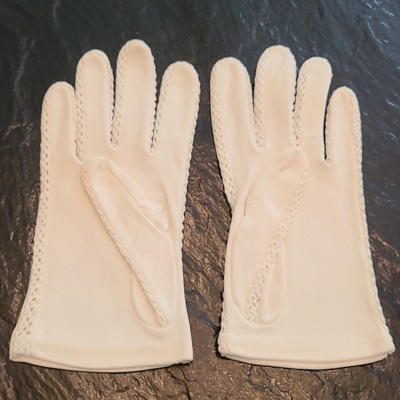 Short White Gloves with Mesh Sides Vintage - Picture 3 of 8